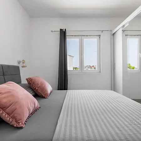 Apartment Srecko House *